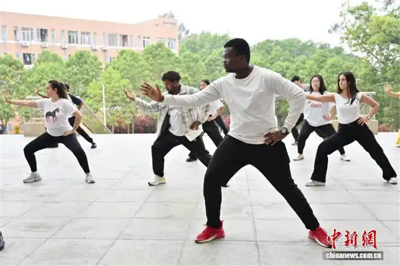 3.24外国留学生“打卡”首个国际太极拳日3.jpg