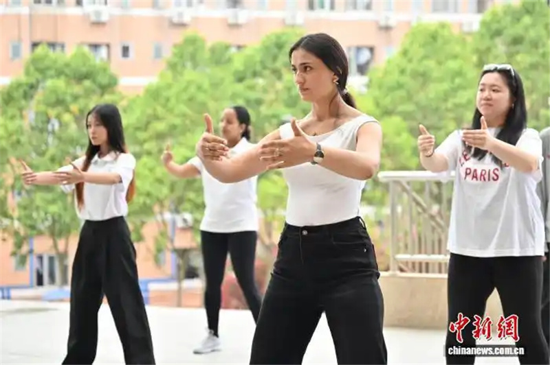 3.24外国留学生“打卡”首个国际太极拳日2.jpg