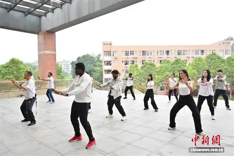 3.24外国留学生“打卡”首个国际太极拳日5.jpg