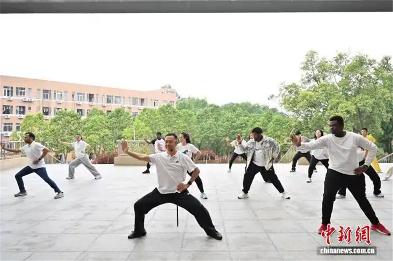 3.24外国留学生“打卡”首个国际太极拳日6.jpg