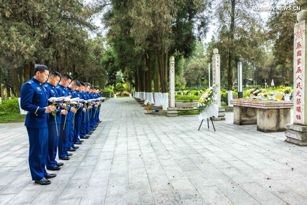 4.3清明祭英烈 薪火永相传1.jpg
