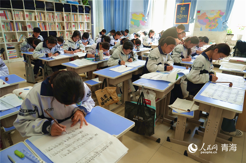 4.17青海同仁：排进课表的非遗 不让传统文化“留级”2.jpg