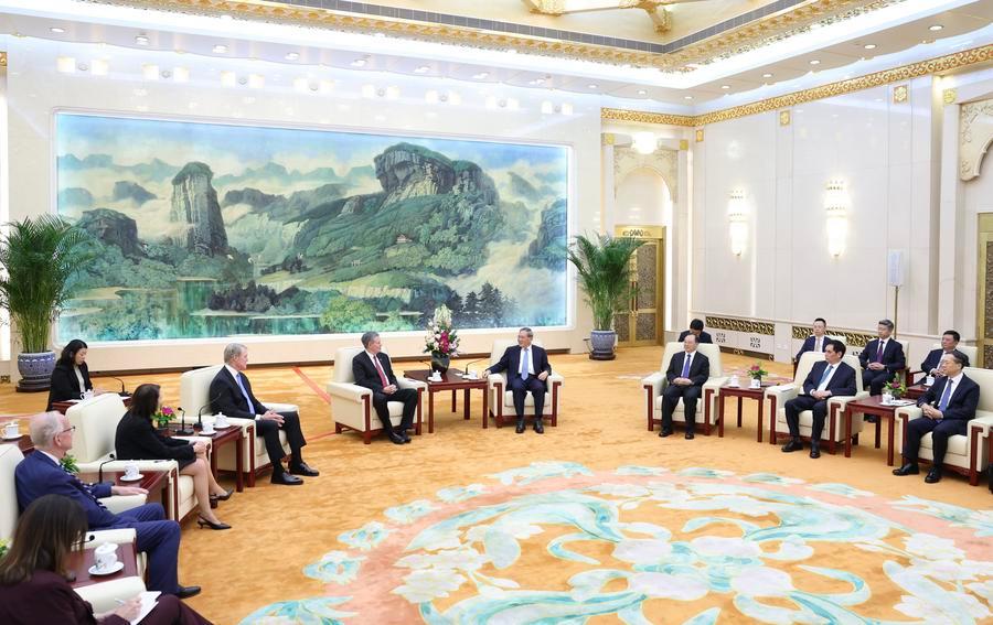 5.8李强会见美国国会参议员代表团.jpeg