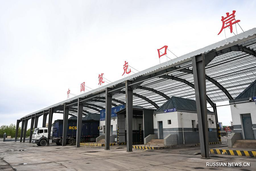 12.12策克口岸通关过货量突破3000万吨.jpg