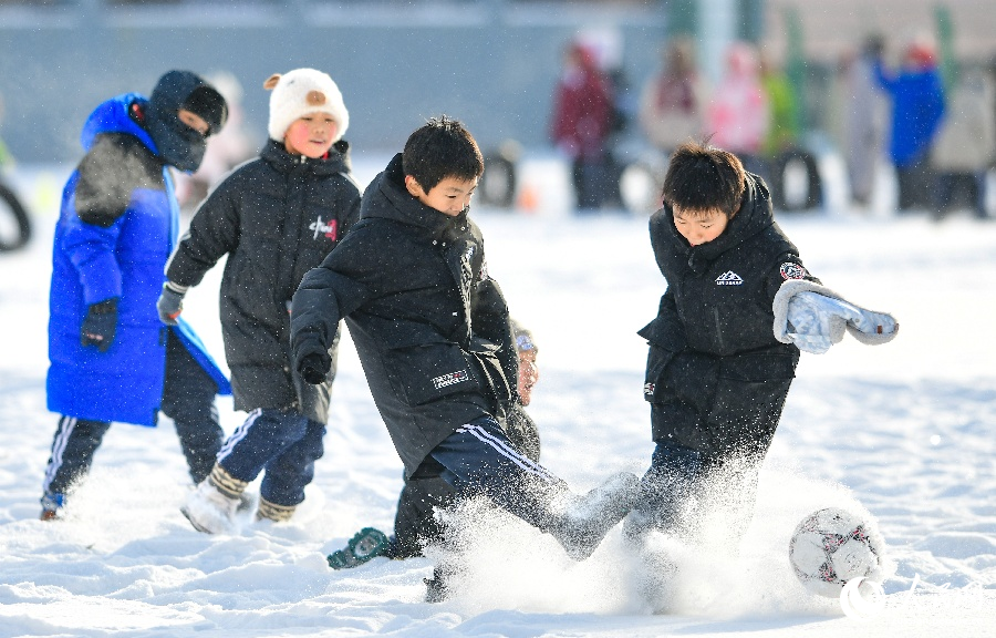 12.12零下30℃的坚守 “浇”织出草原孩子的冰雪梦1.jpg