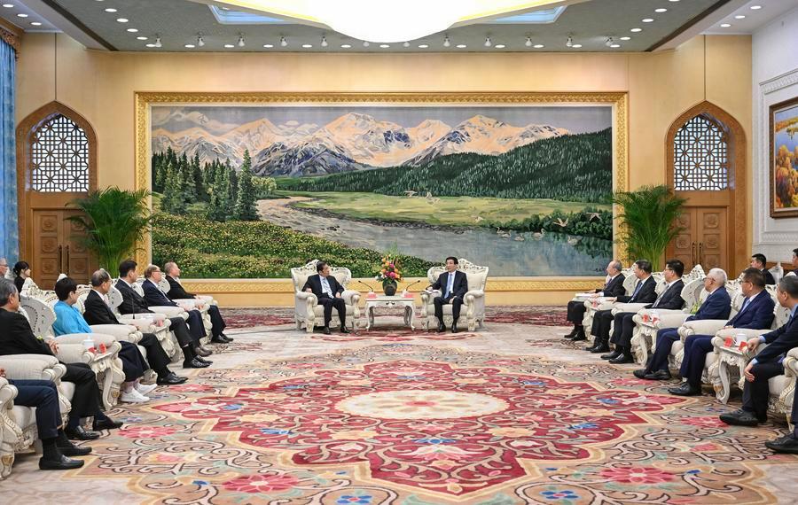 5.12王沪宁会见出席第三届海峡两岸中华文化峰会两岸文化界人士代表.jpeg