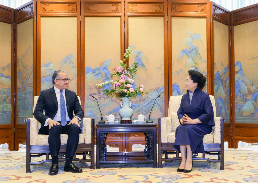 5.13彭丽媛会见联合国教科文组织总干事阿纳尼1.jpeg