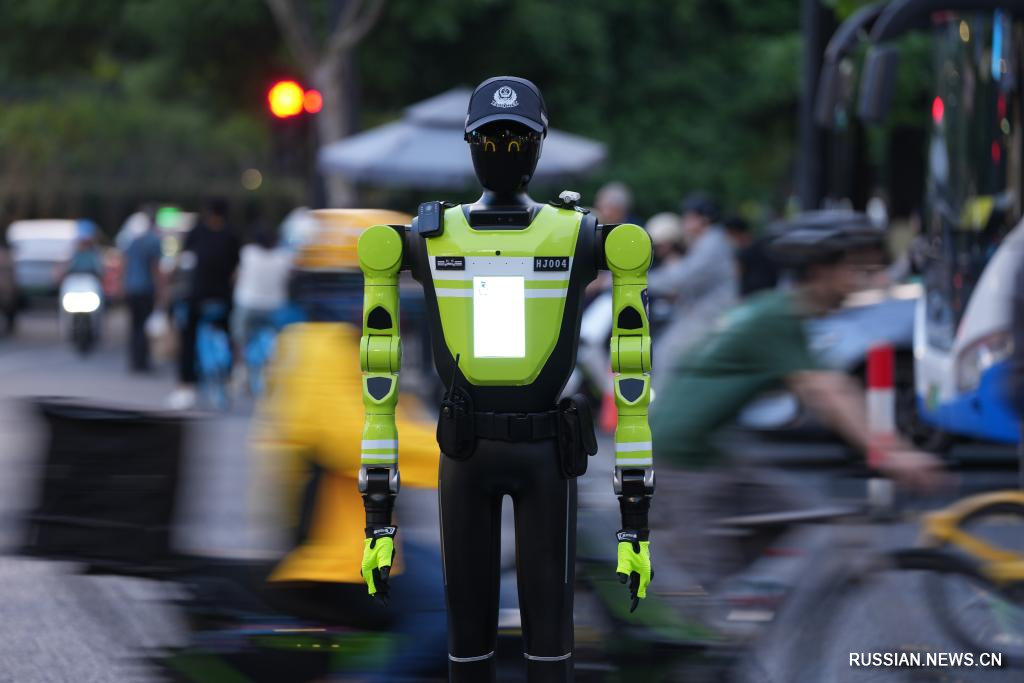 5.14交管机器人在杭州街头“上岗”2.jpg