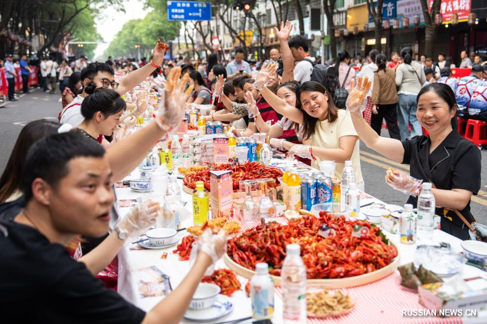 5.18湖南南县:千人小龙虾宴热闹开席2.jpg