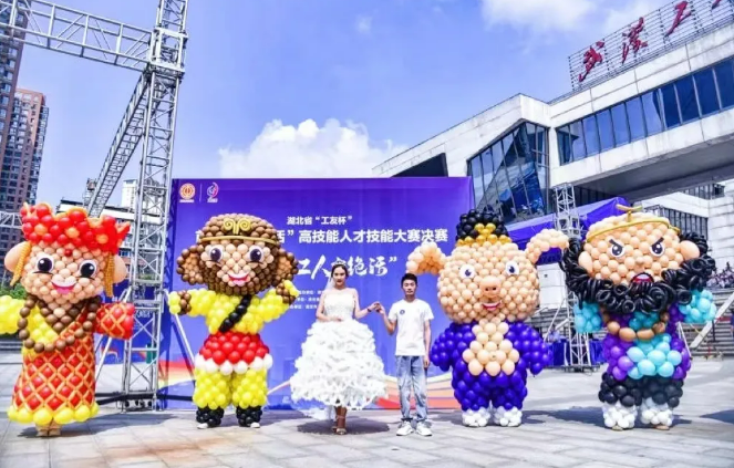 5.18突然爆火!37岁男子吹气球,半个月赚了60万元2.png