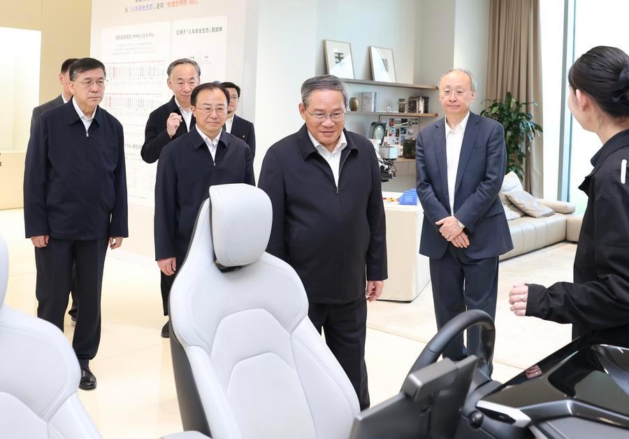 5.19李强在北京调研时强调:推动人工智能与先进制造业深度融合 加快培育塑造经济发展新动能新优势2.jpeg