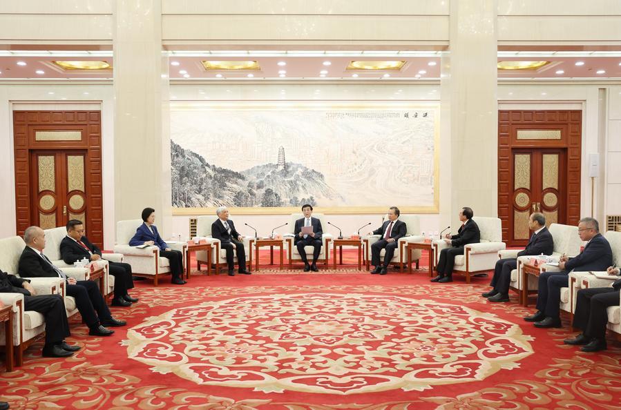 6.4王沪宁与欧美同学会（中国留学人员联谊会）第九届理事会会长会成员座谈.jpg