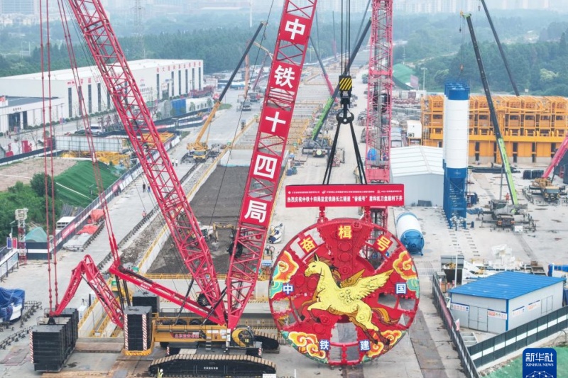 6.8盐宜高铁长江隧道 国产超大直径盾构机“奋楫号”刀盘顺利下井4.jpg