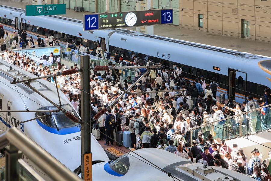 6.15 1至5月全国铁路发送旅客19.69亿人次,创历史同期新高.jpg