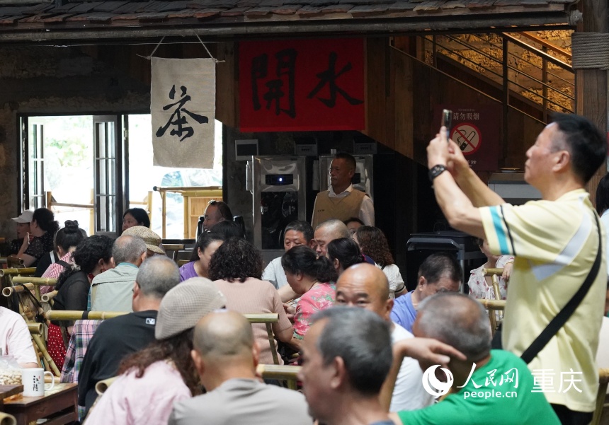 6.17重庆:“修旧如旧”激活老影院 工业遗址品出新茶香10.jpg