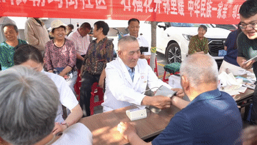 7.6一位来自新疆的医生,半个世纪以来治愈了超过10万名患者,荣获中国最高党内荣誉3.gif