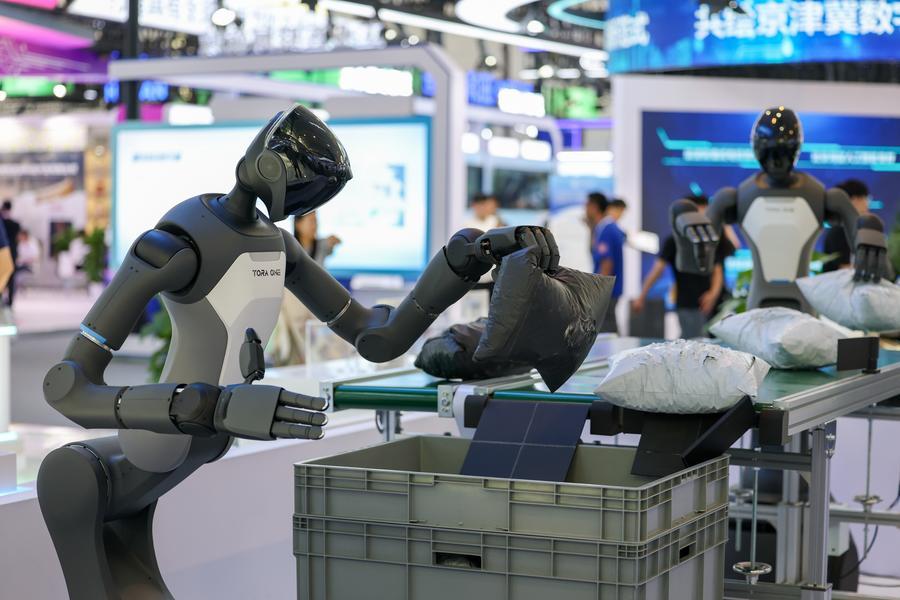 7.8中国今年人形机器人全年整机产量有望突破10万台.jpg