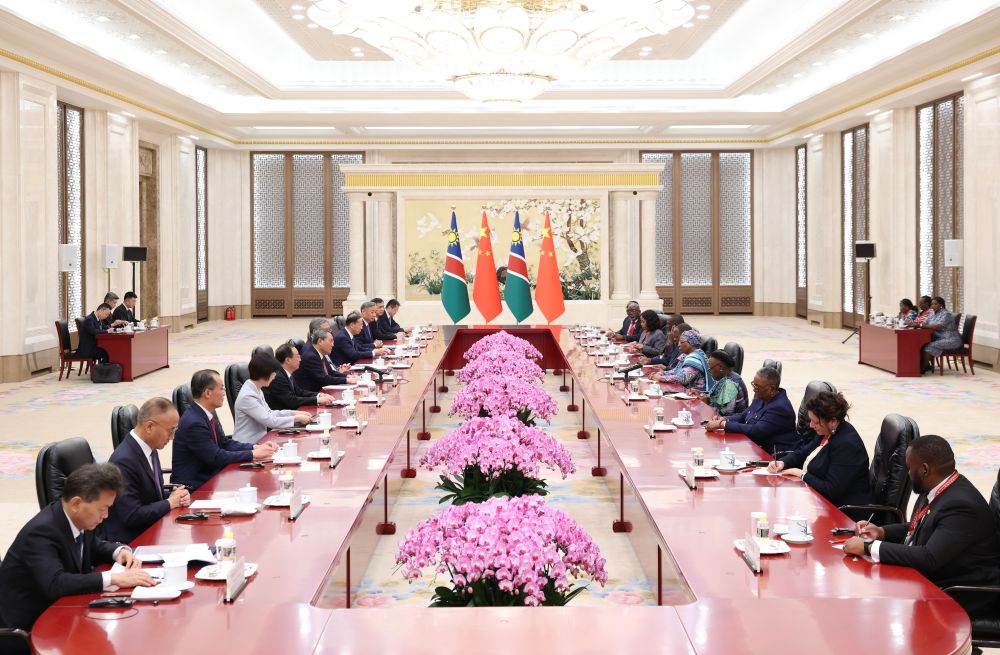 7.10李强会见纳米比亚总统恩代特瓦2.jpeg