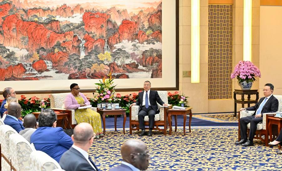 7.13李书磊会见“习近平新时代中国特色社会主义思想与世界”国际研讨会外方代表.jpeg