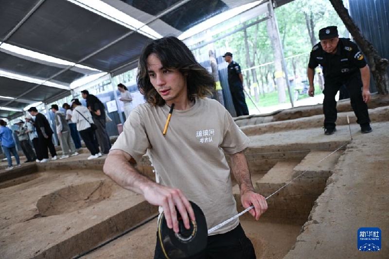 7.13中外青年在北京琉璃河遗址共研考古3.jpg
