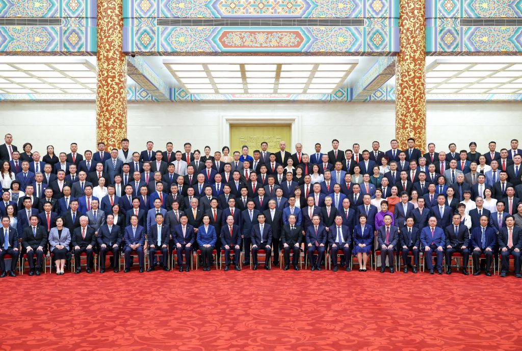7.15王沪宁会见第十一届世界华侨华人社团联谊大会全体代表1.jpeg