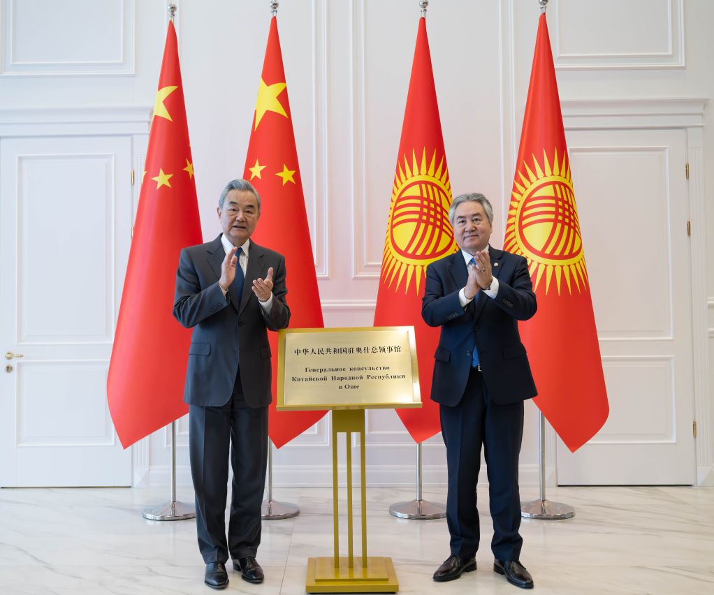 7.27上合外长会闭幕，王毅会见吉尔吉斯斯坦外长：签署国际调解院公约，推进人工智能合作2.jpeg
