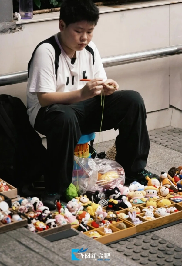 7.28合肥12岁男孩钩织摆摊走红3.jpg