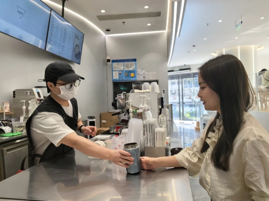 7.29“自带杯”带来环保新风尚.jpg