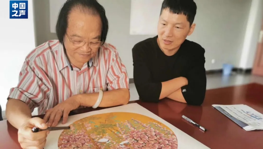 7.29身上有灰 笔下出彩 “矿工画家”让井下“开出”牡丹3.jpg