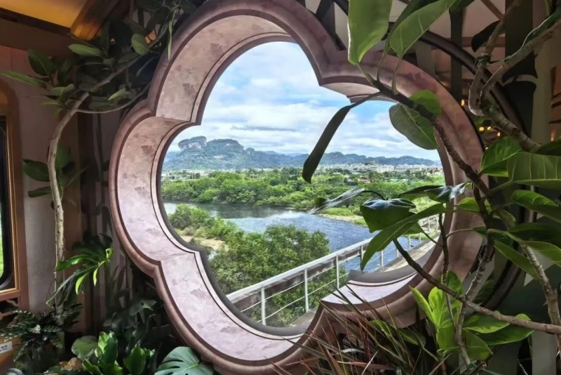 8.4福建首列主题观光列车开行,旅途即风景,乘车即游玩1.jpg