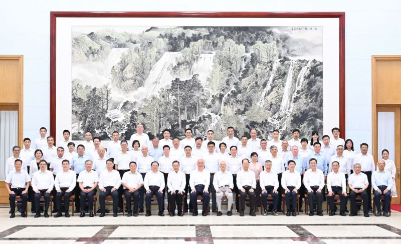 中共中央政治局常委访问北戴河度假的知名专家。.jpg