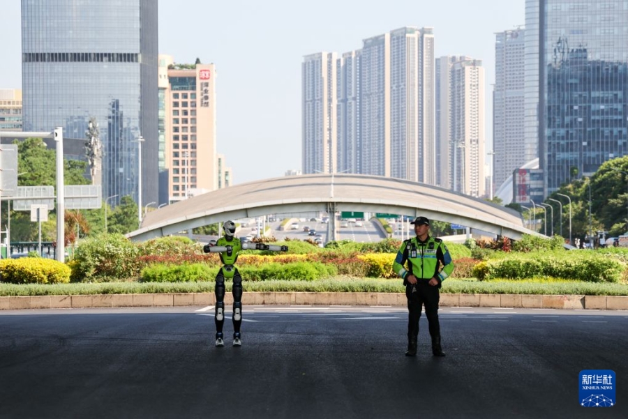 人形机器人在深圳多场景“上岗”3.jpg