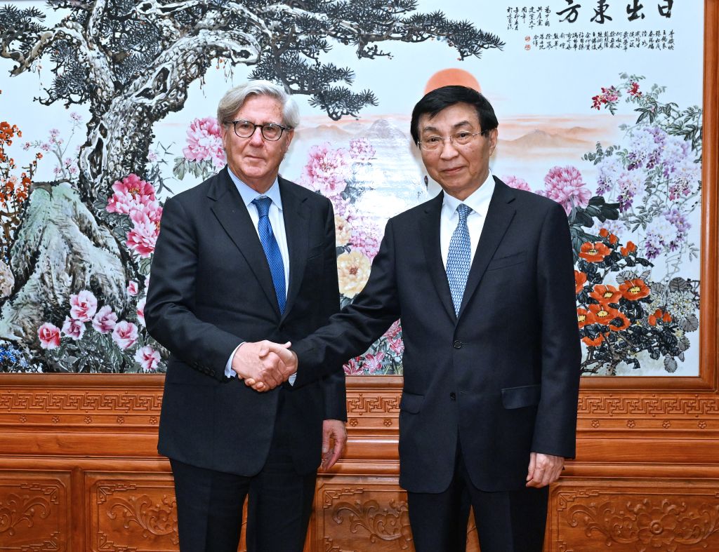 8.25王沪宁会见第三届中美1.5轨对话美方代表1.jpeg