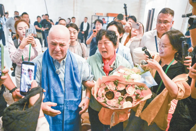 8.25治沙英雄殷玉珍和赛考斯含泪相拥 跨越山海的重逢2.jpg