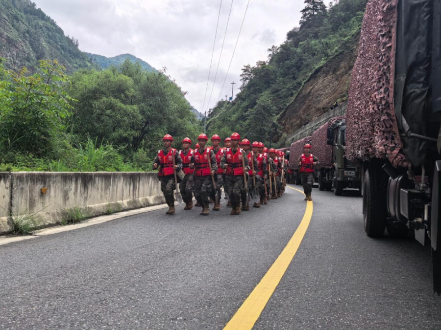 8.28解放军和武警部队官兵奋战西藏吉隆救援一线3.jpg