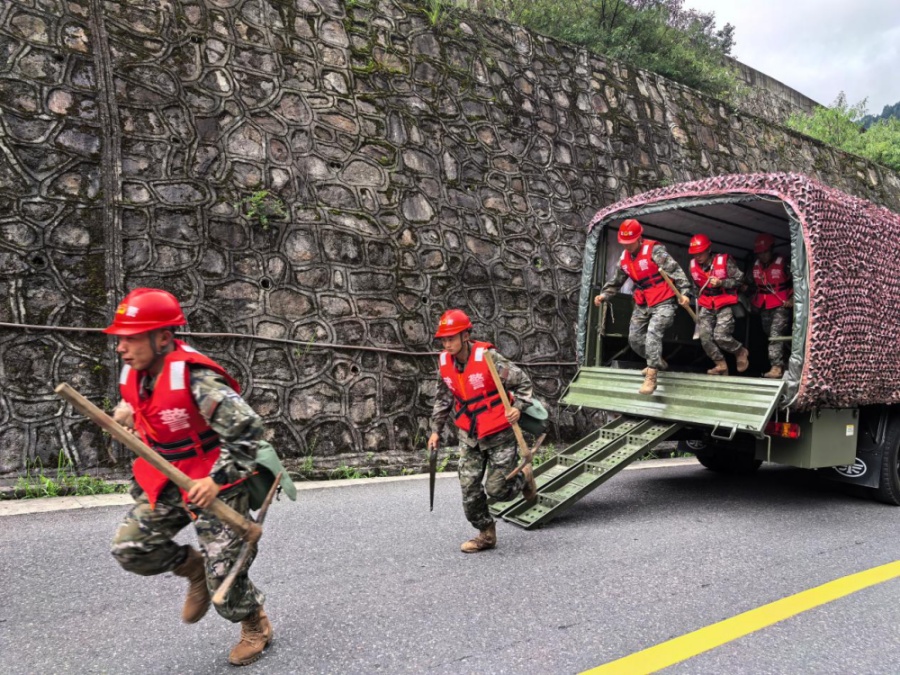 8.28解放军和武警部队官兵奋战西藏吉隆救援一线4.jpg