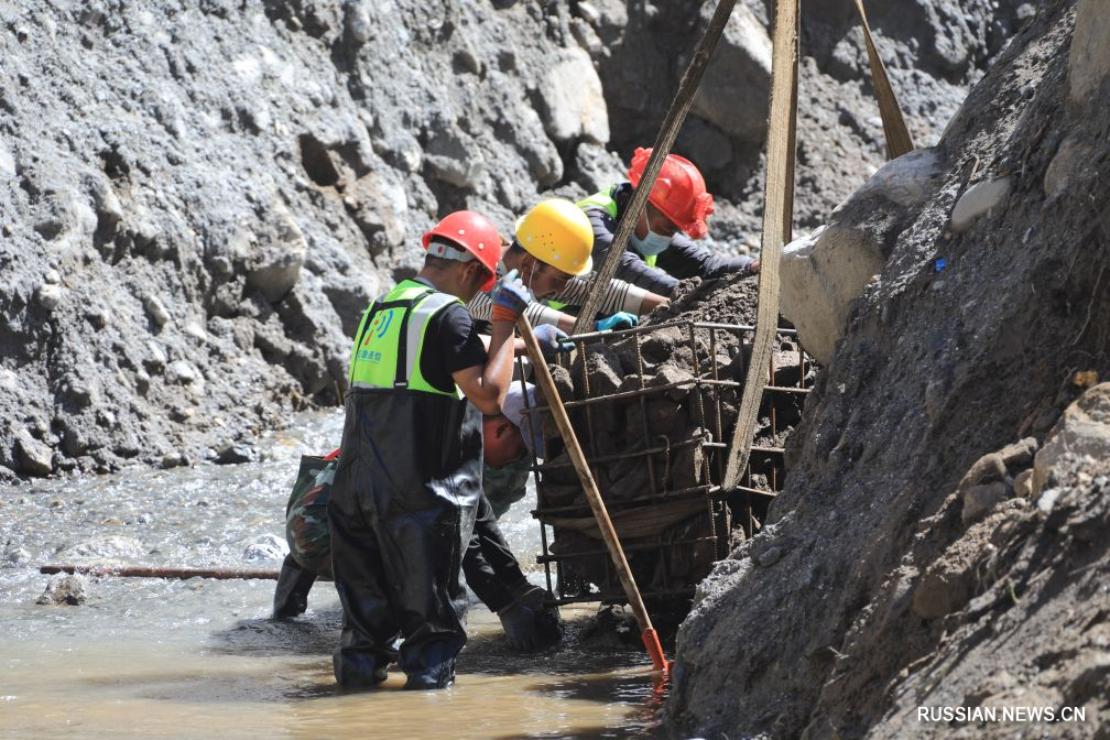 9.7在受泥石流影响的地区吉隆检查站附近正在加固路基3.jpg