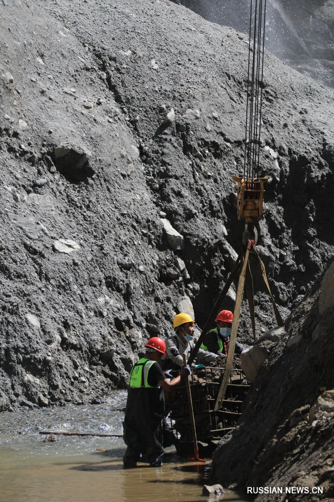 9.7在受泥石流影响的地区吉隆检查站附近正在加固路基2.jpg