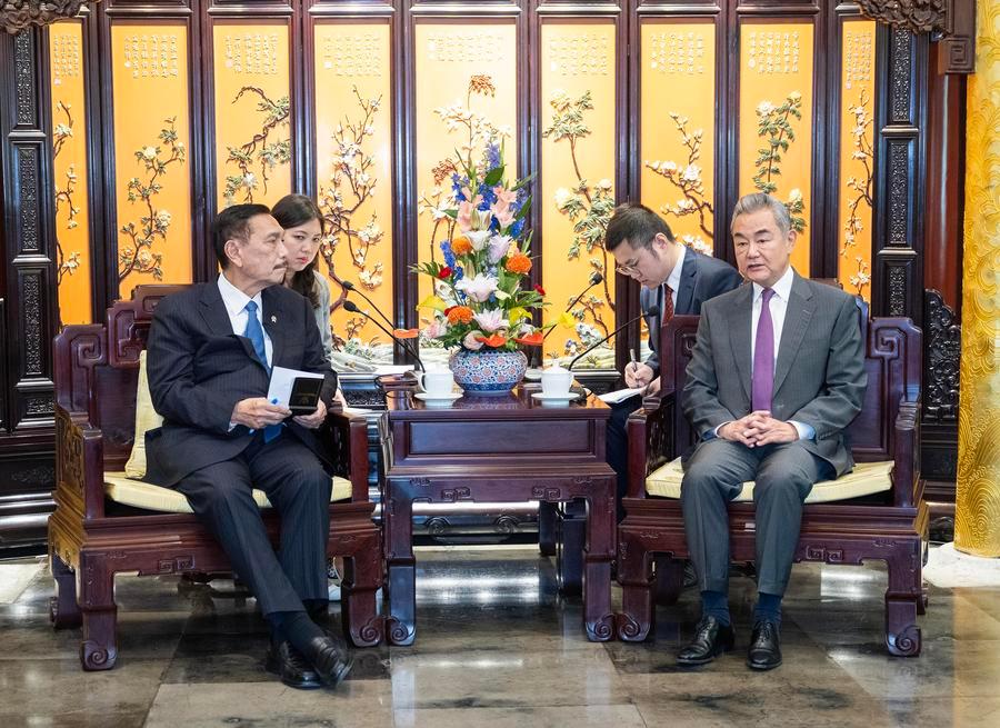 9.18王毅会见印度尼西亚国家经济委员会主席卢胡特1.jpg