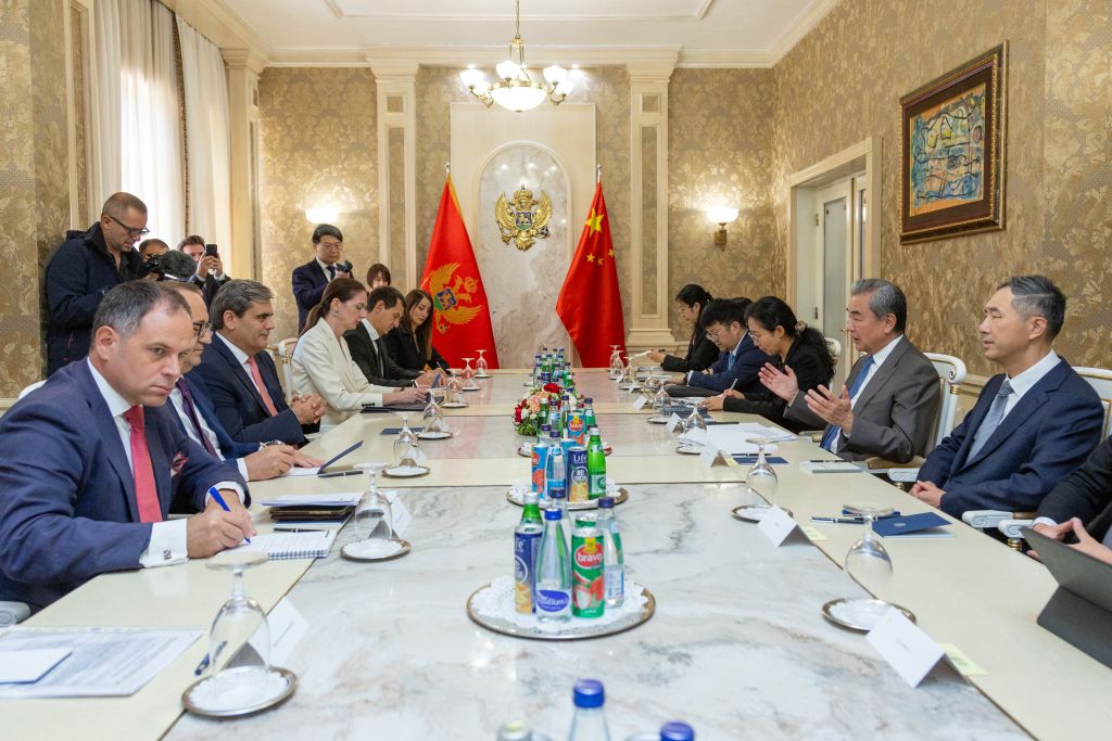 10.19中华人民共和国外交部长与黑山副总理、外交部长举行了会谈.jpg