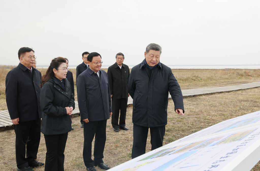 10.19习近平在内蒙古乌兰察布考察时强调 统筹高质量发展和高水平保护 坚定不移走生态优先绿色发展之路5.jpg