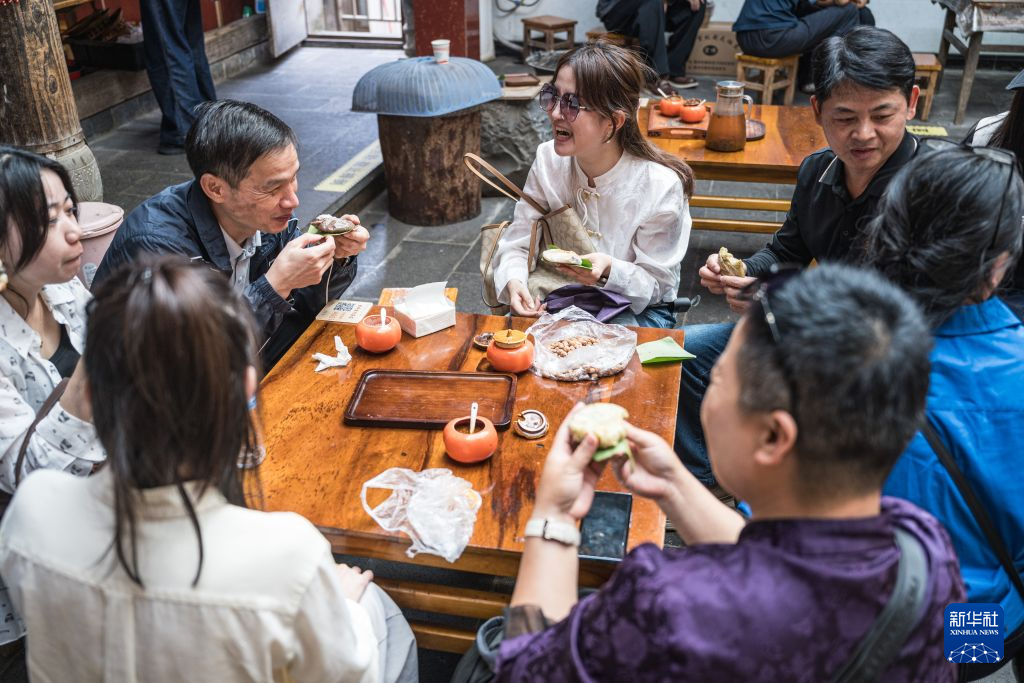 10.23幸福村寨司莫拉 民族团结谱新歌6.jpg