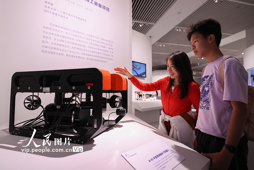 北京：“全国大学生创新成果展”在中国国家博物馆举行