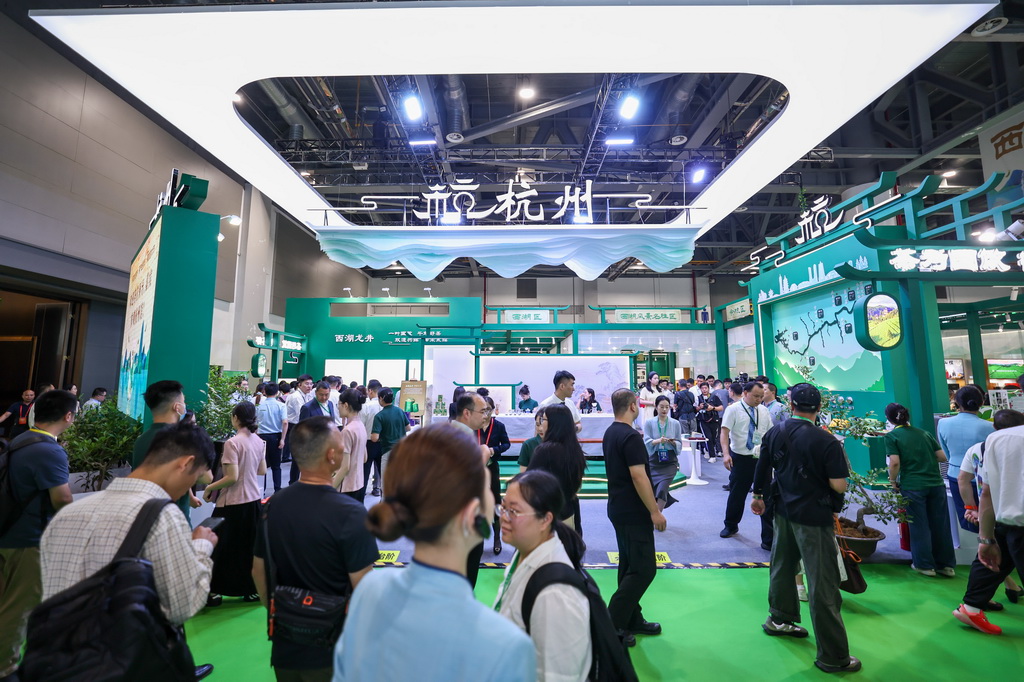 5月21日，观众在第七届中国国际茶叶博览会杭州组团展区参观。