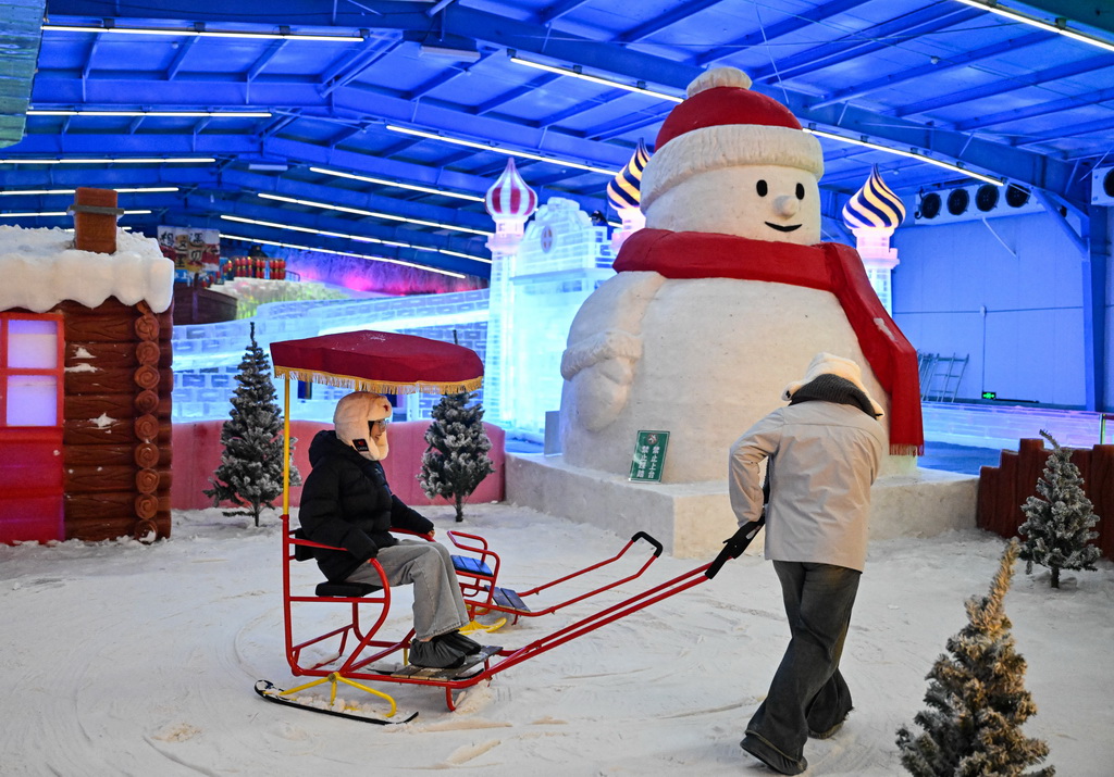 7月15日，游客在室内冰雪世界休闲娱乐。