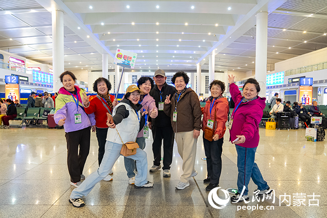 游客合影留念。杨颐摄