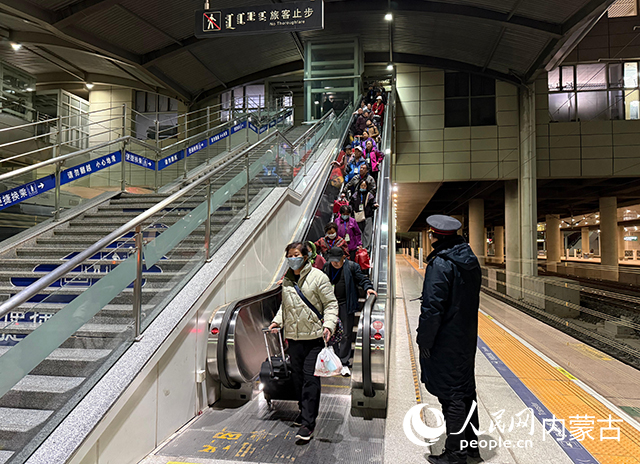 呼和浩特东站客运人员组织引导游客乘车。陈小萌摄